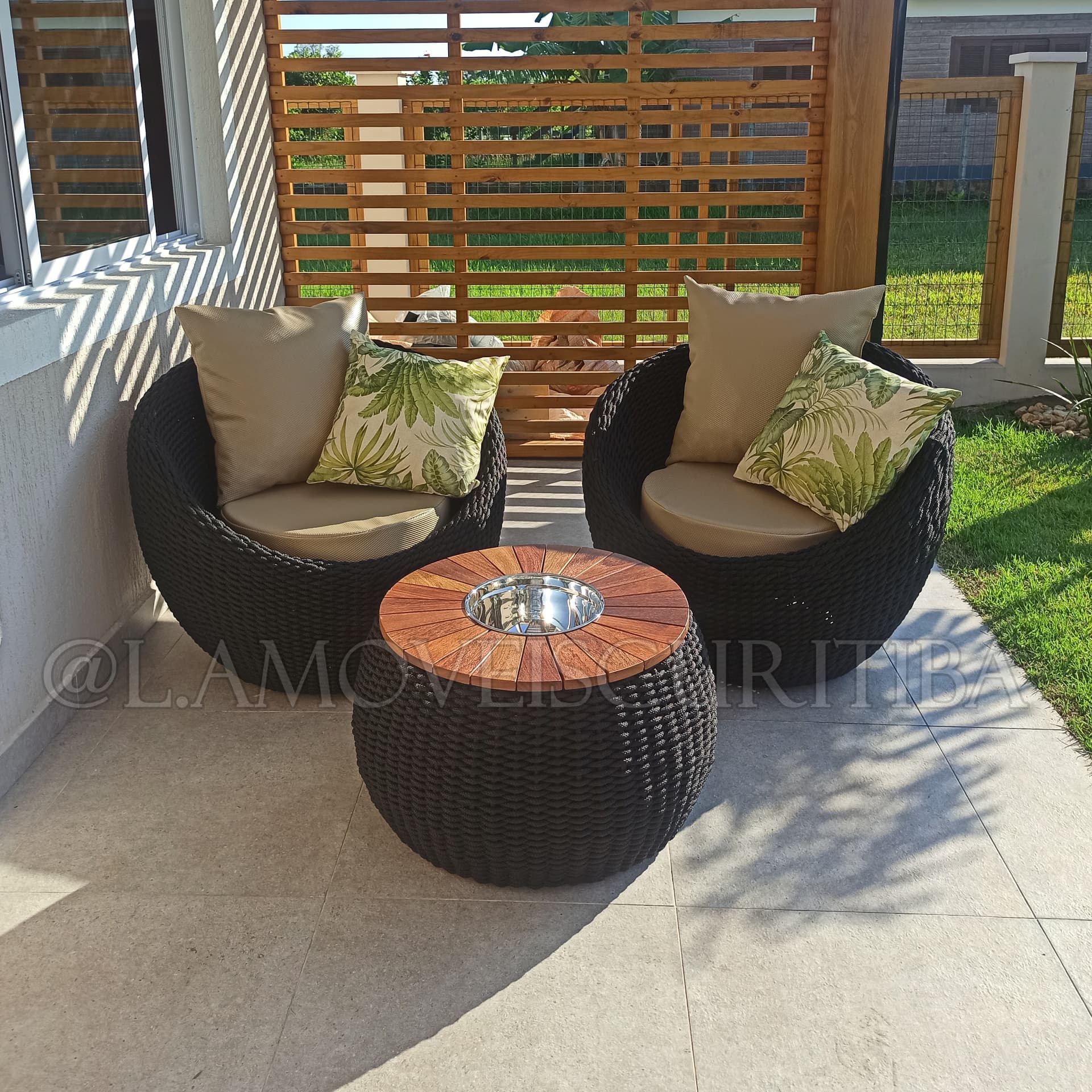Conjunto Búzios com poltronas concha em corda náutica preta e mesa de centro redonda em madeira