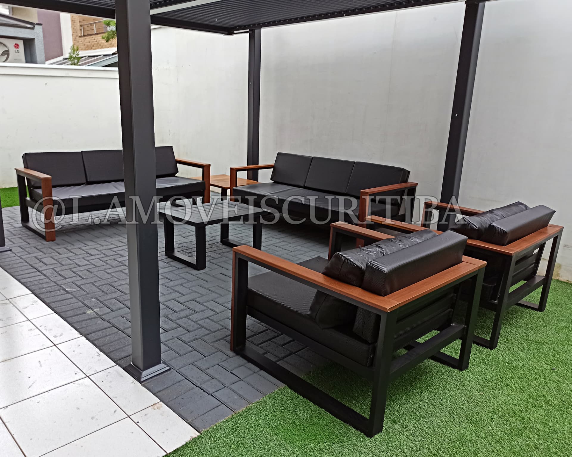 Conjunto Flat com sofás e poltronas de estrutura em alumínio preto, braços de madeira e almofadas