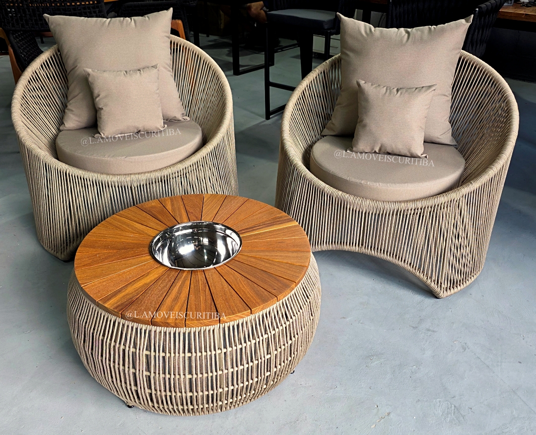 Conjunto Moon com sofá e poltronas curvas em corda náutica e mesa de centro redonda com tampo em madeira e champanheira