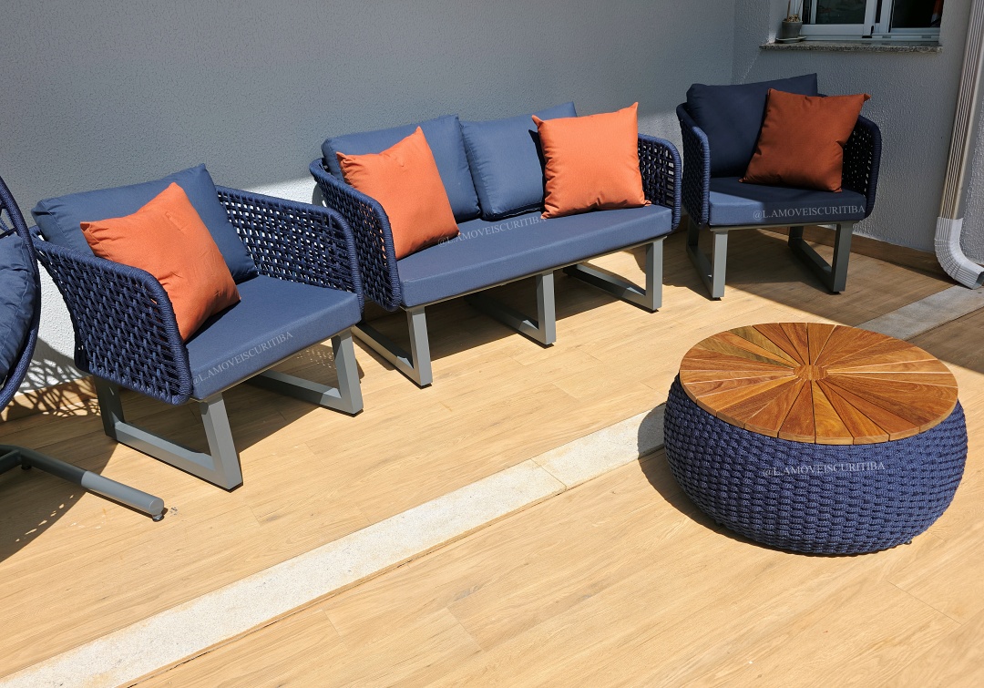 Conjunto Canadá com sofá e poltronas em corda náutica azul, almofadas laranja e mesa de centro redonda