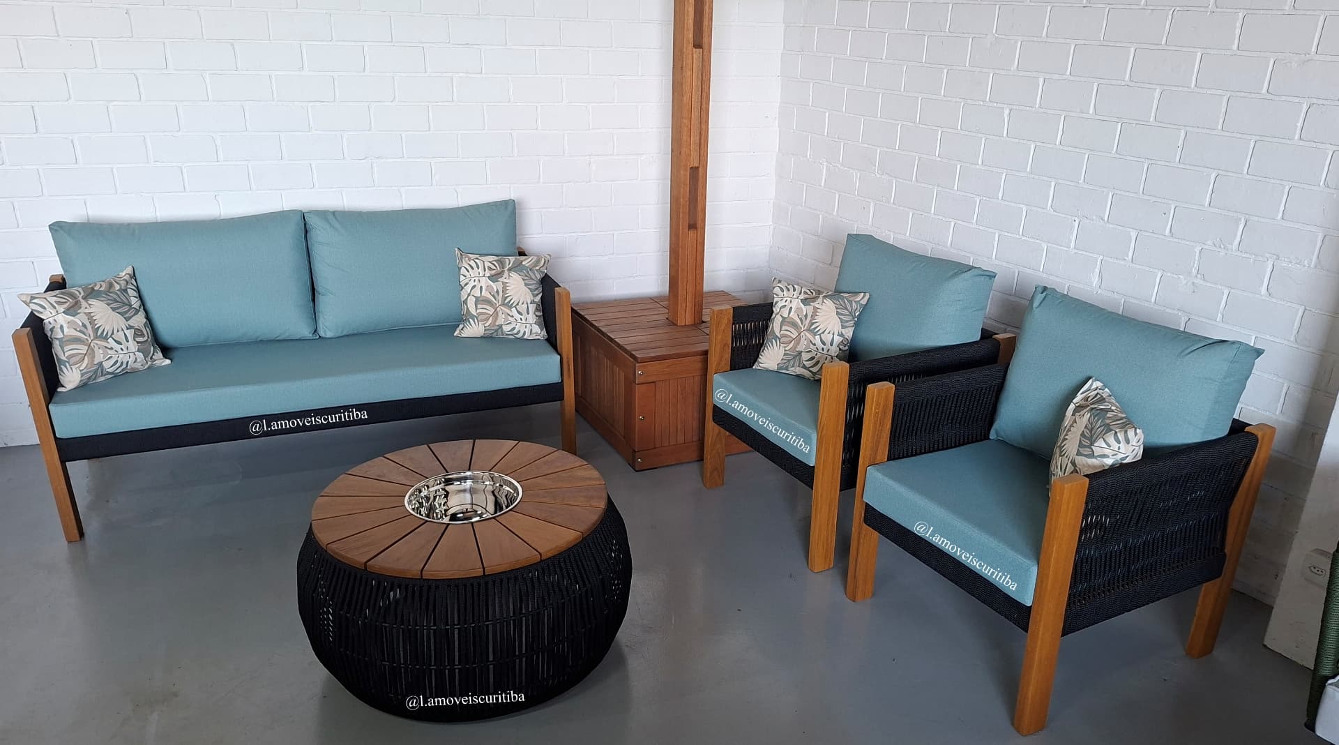 Conjunto Veneza com sofá e poltronas em corda náutica com estrutura e braços em madeira nobre e mesa de centro redonda com champanheira