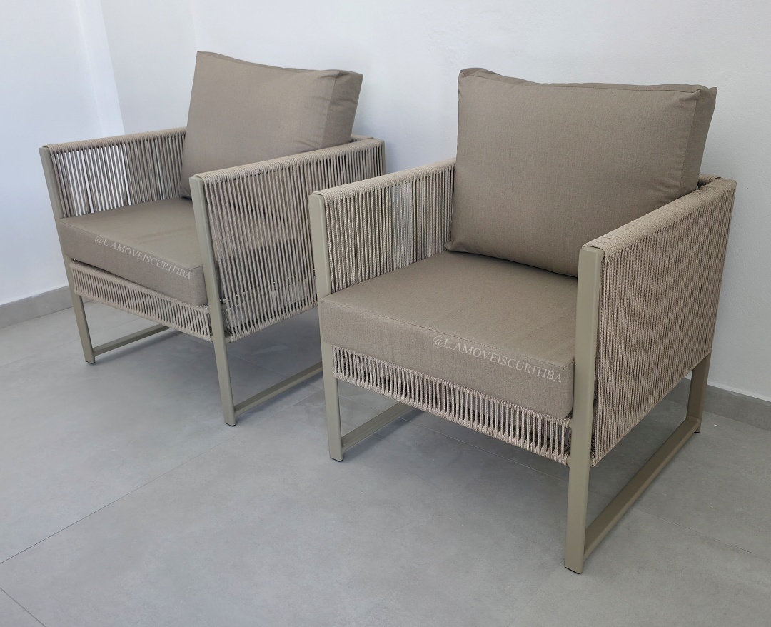 Conjunto Riviera com sofá e poltronas de estrutura leve em alumínio, trama em corda náutica e almofadas amplas