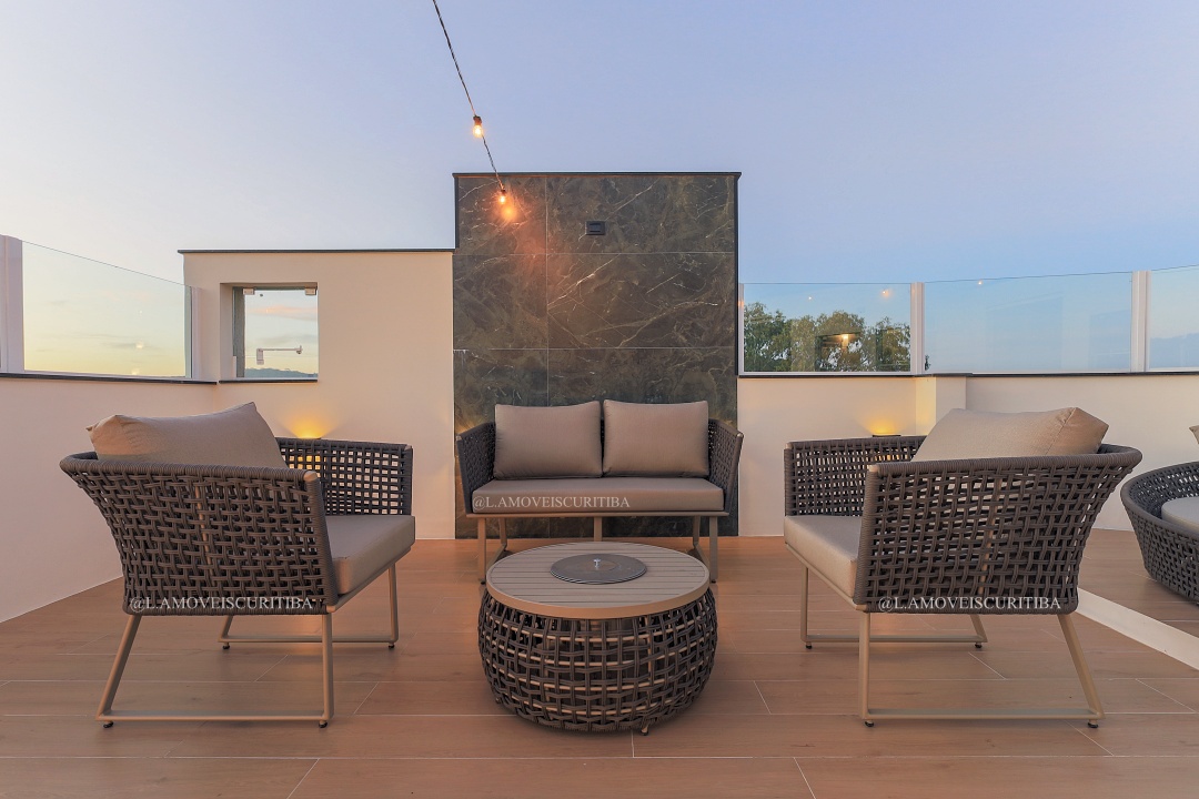 Conjunto Paris com sofá e poltronas em corda náutica trançada, almofadas claras e mesa de centro redonda com tampo em madeira e champanheira