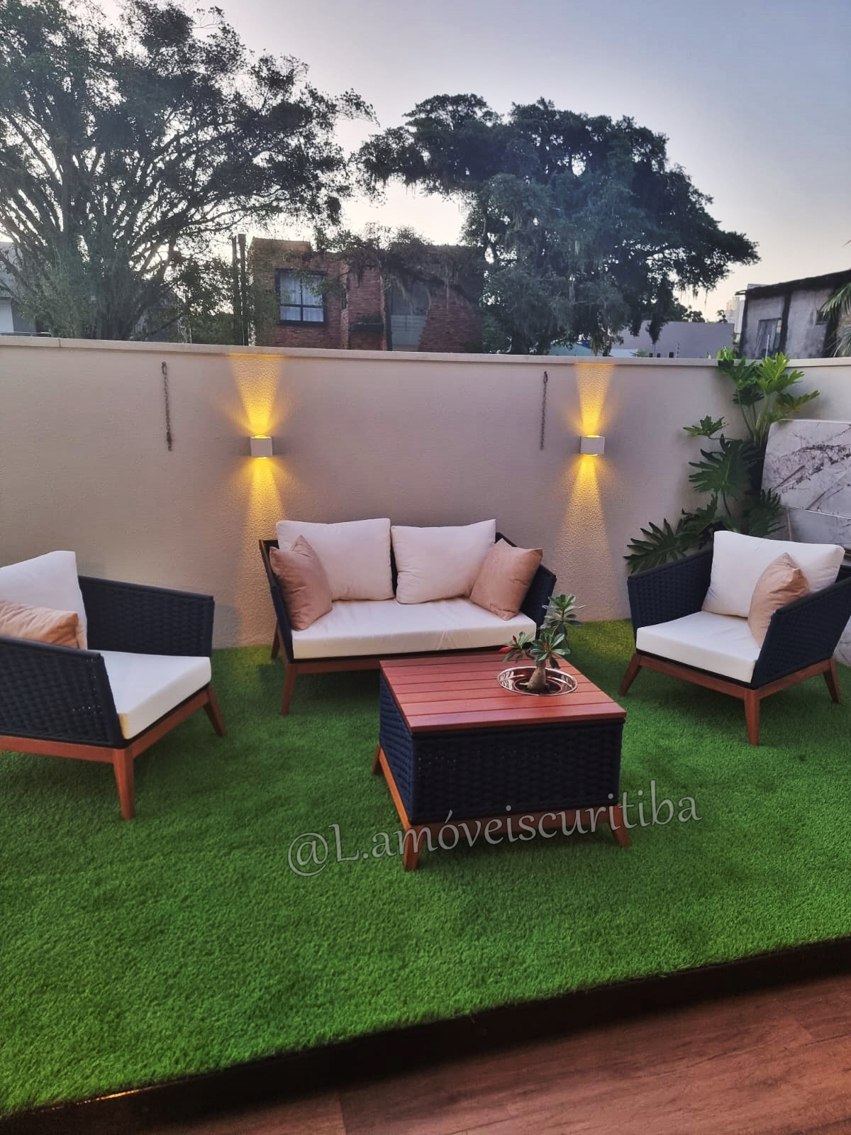 Conjunto Nápoles com sofá e poltronas em corda náutica, pés em madeira nobre e mesa de centro redonda com tampo em madeira