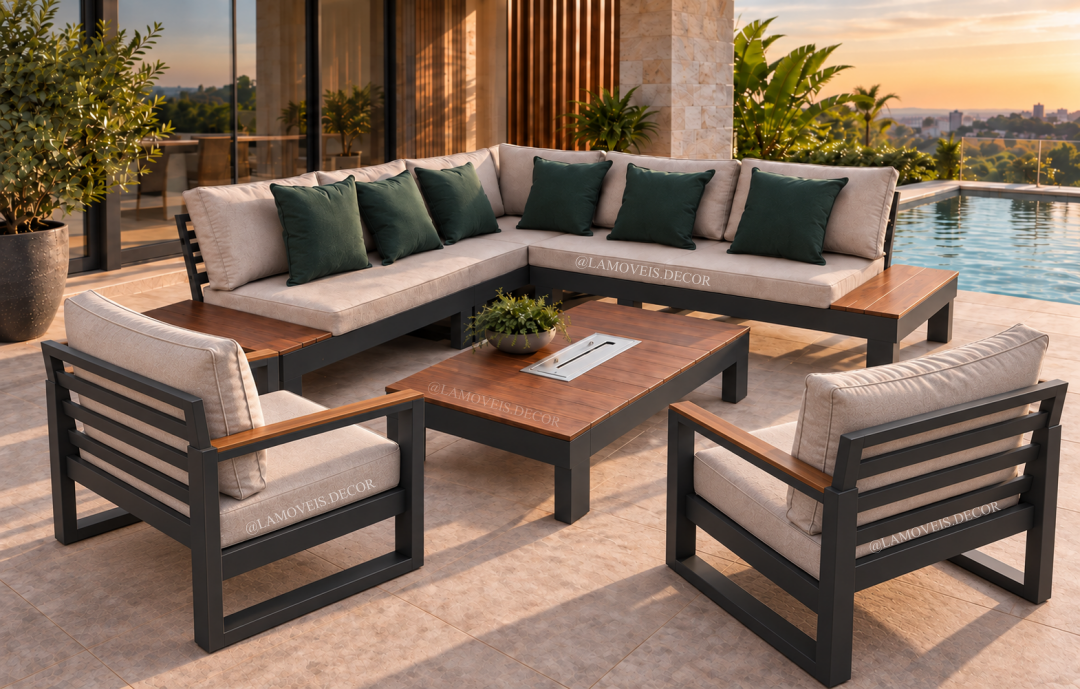 Conjunto Milano com sofá modular em alumínio, braços em madeira nobre, poltronas Flat e mesa de centro